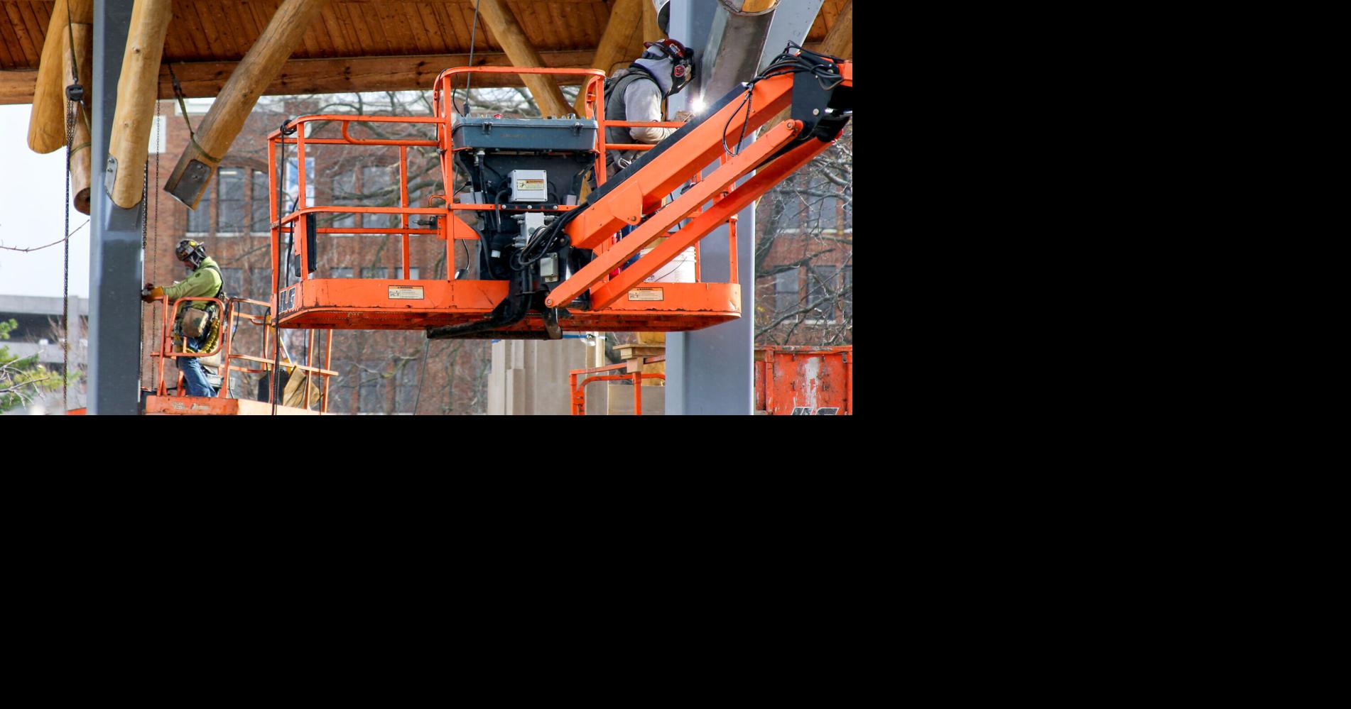 Riverside Park band shell receives new steel supports