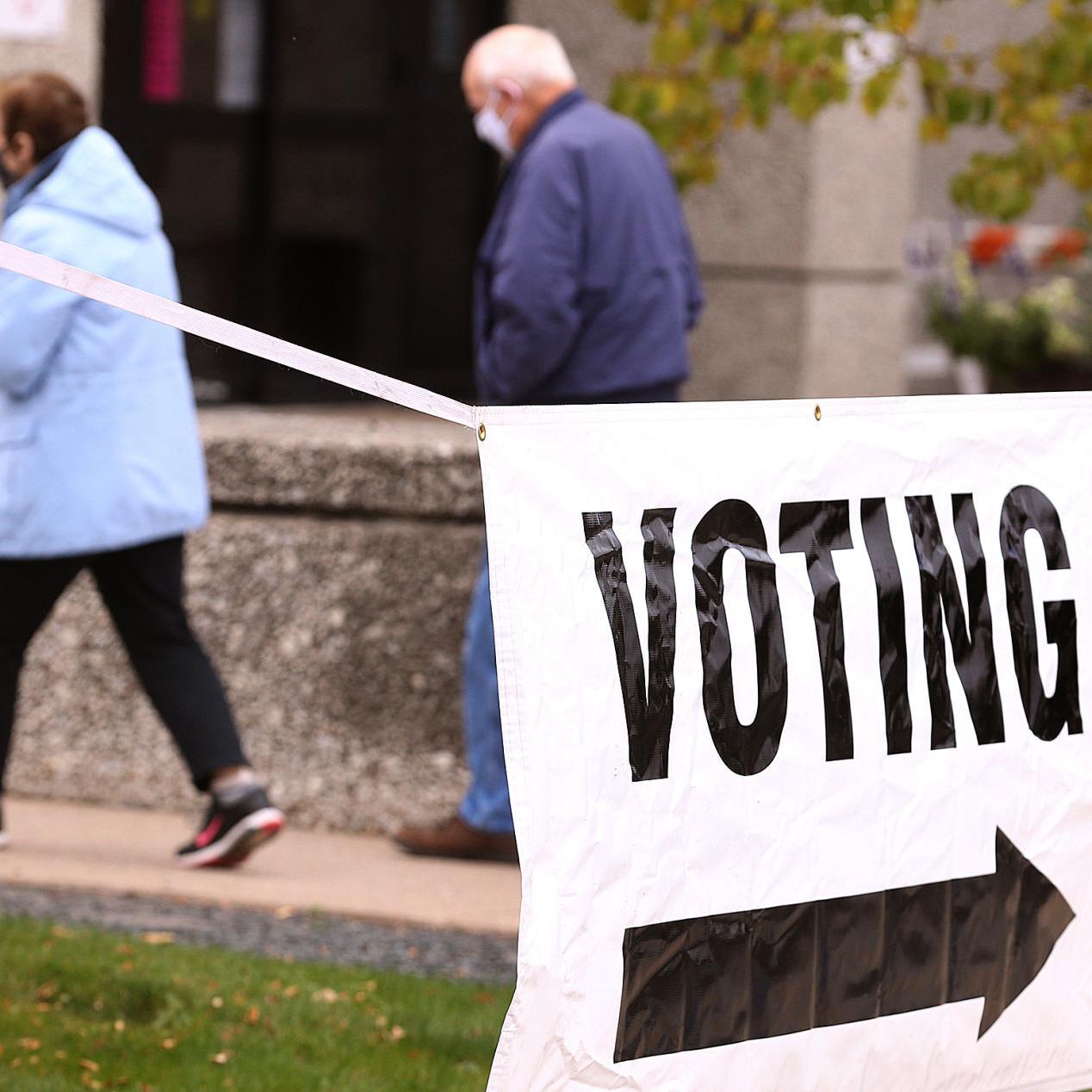 La Crosse Voters Turn Out On First Day To Cast Early In Person Ballots Local News Lacrossetribune Com