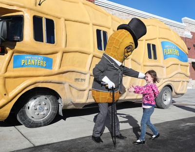 holmen shoppers greeted by
