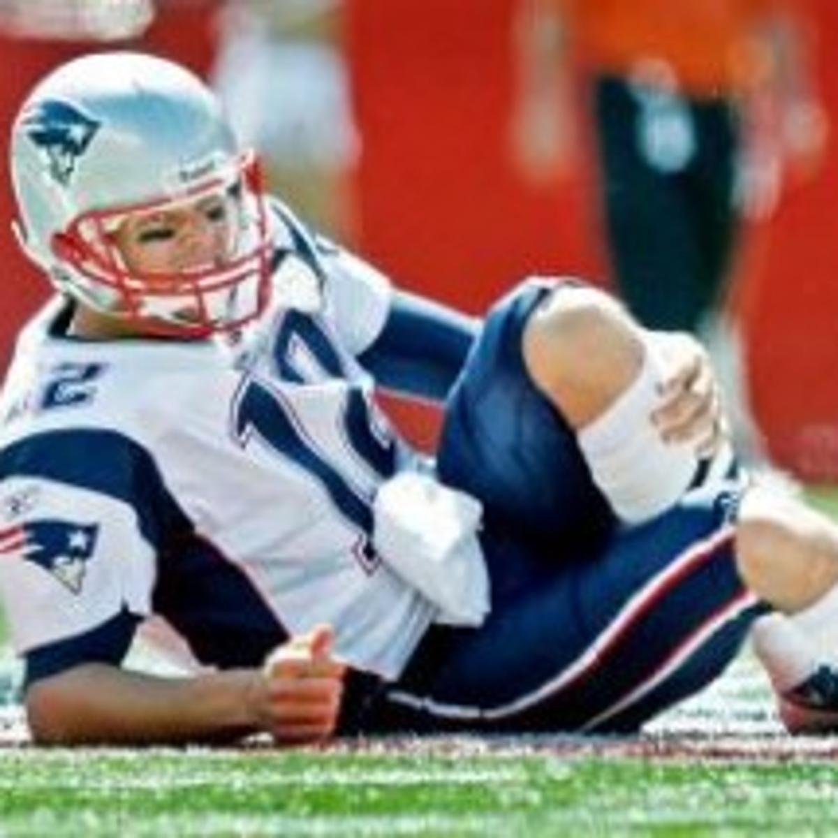 Knee Injury Sidelines Tom Brady For The Season Sportsupdate Lacrossetribune Com Knee Injury Sidelines Tom Brady For The Season Sportsupdate Lacrossetribune Com