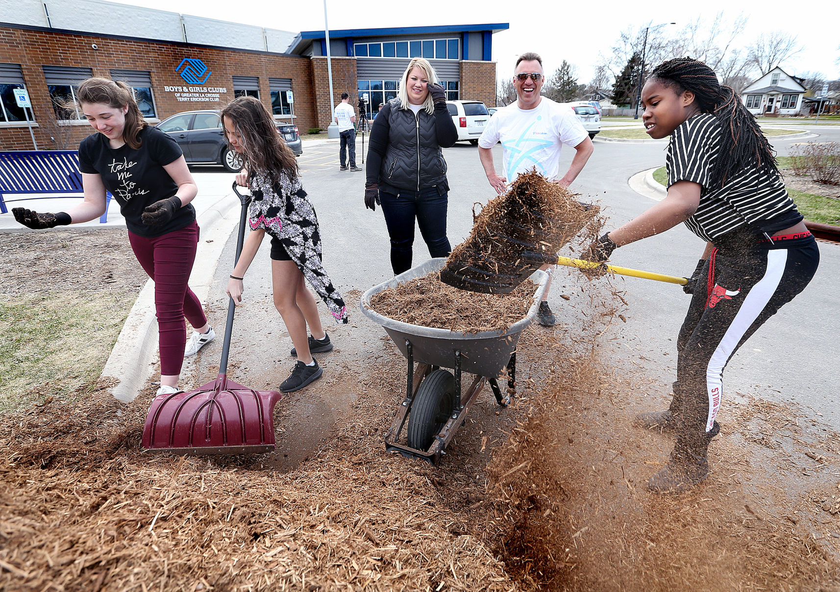 U.S. Cellular brings helping hands to the Boys Girls Club