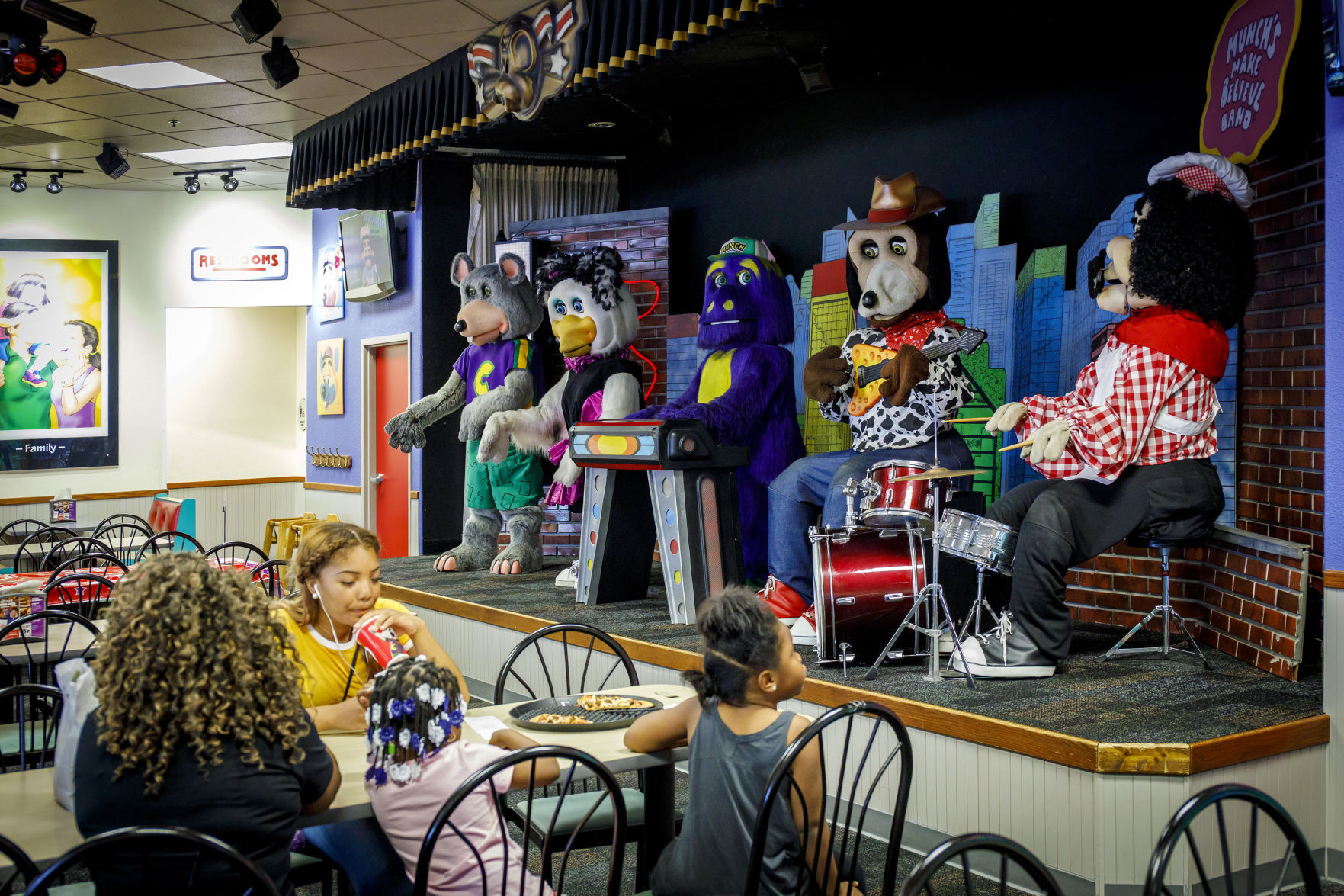 Chuck E. Cheese Is Breaking Up The Animatronic Band