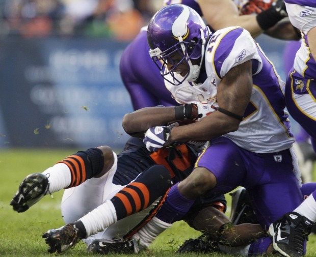 Chicago Bears' Bernard Berrian, left, beats out Washington