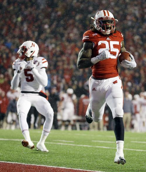 Gordon Sets Rush Record Wisconsin Routs Nebraska Sports Lacrossetribune Com