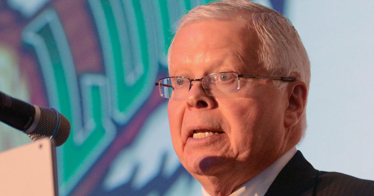 UW President Jay Rothman speaks to local business leaders