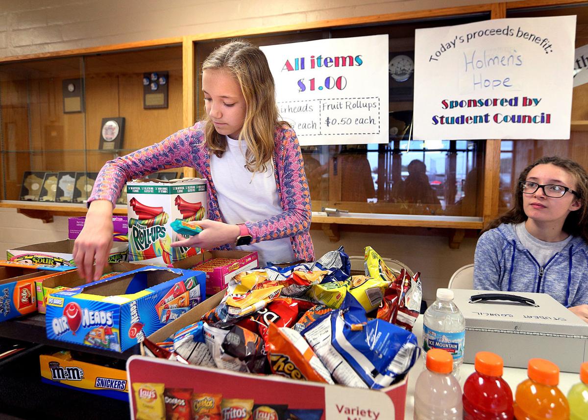 Holmen Area Food Pantry reopens thanks to help from Holmen Middle
