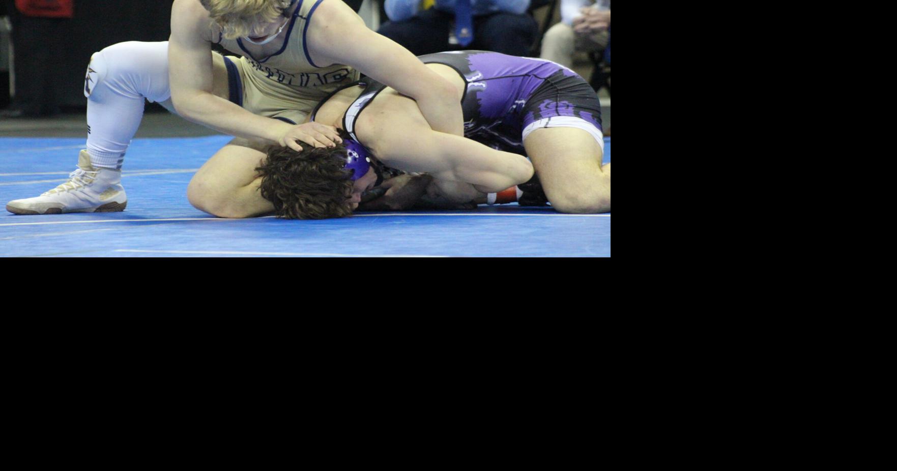 High school wrestling roundup: La Crosse Aquinas scores big dual win