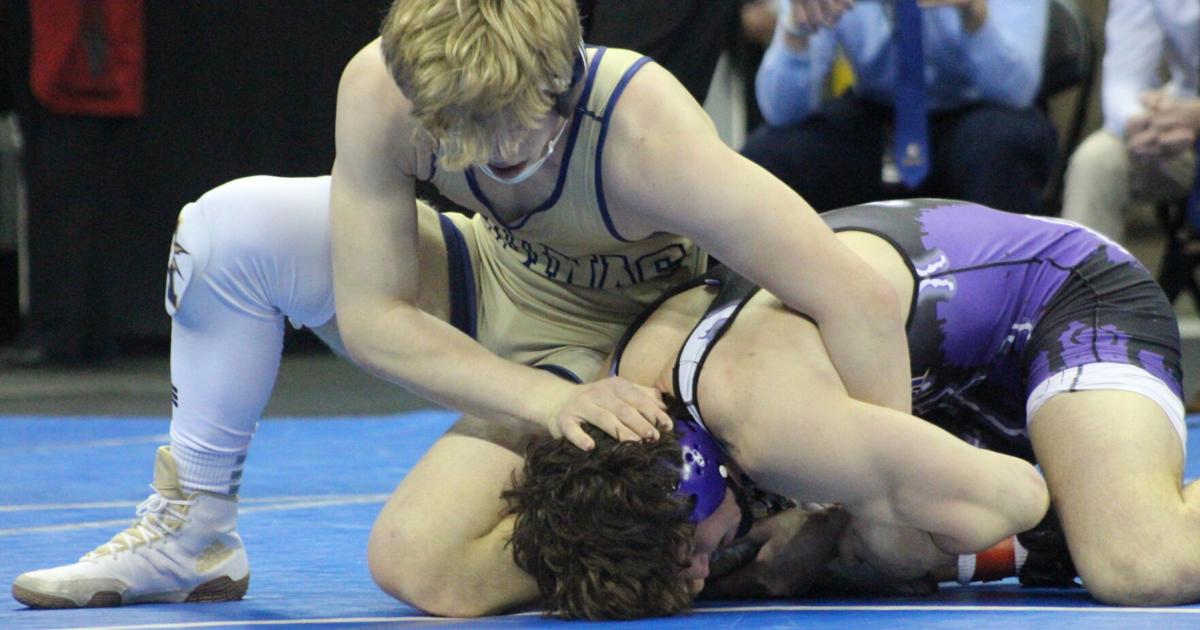 Alex Hamons High school wrestling roundup: La Crosse Aquinas scores big dual win