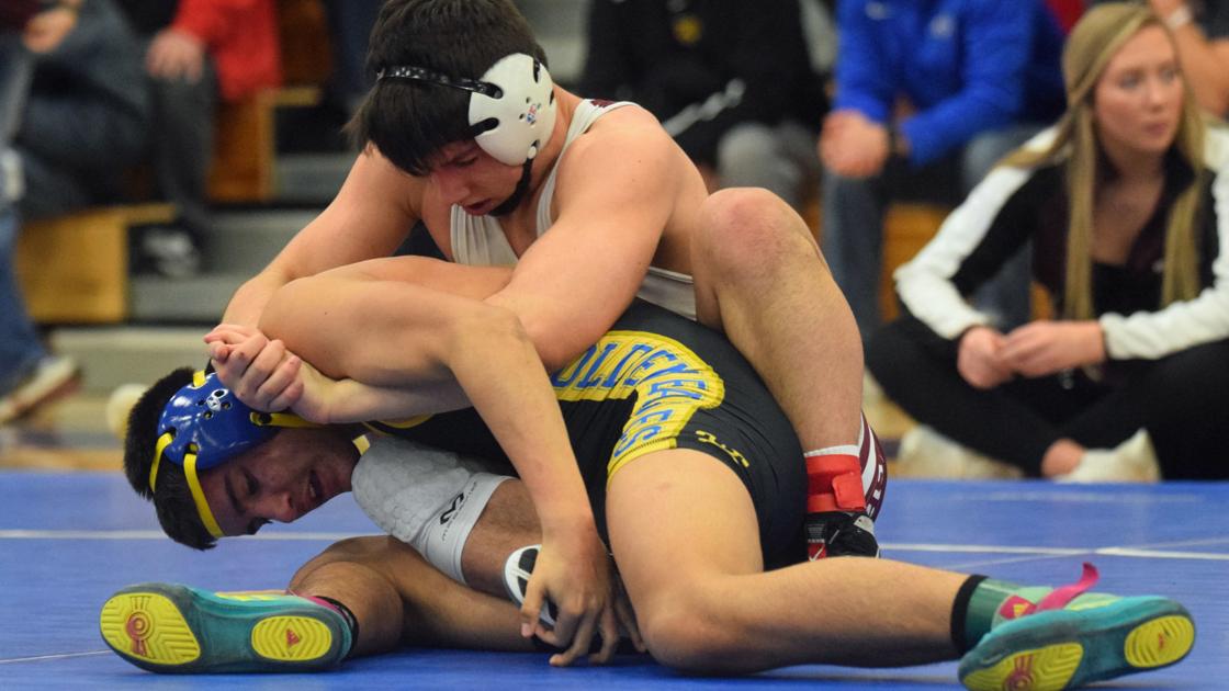 Photos Mukwonago Wrestling Advances To Wiaa State Tournament