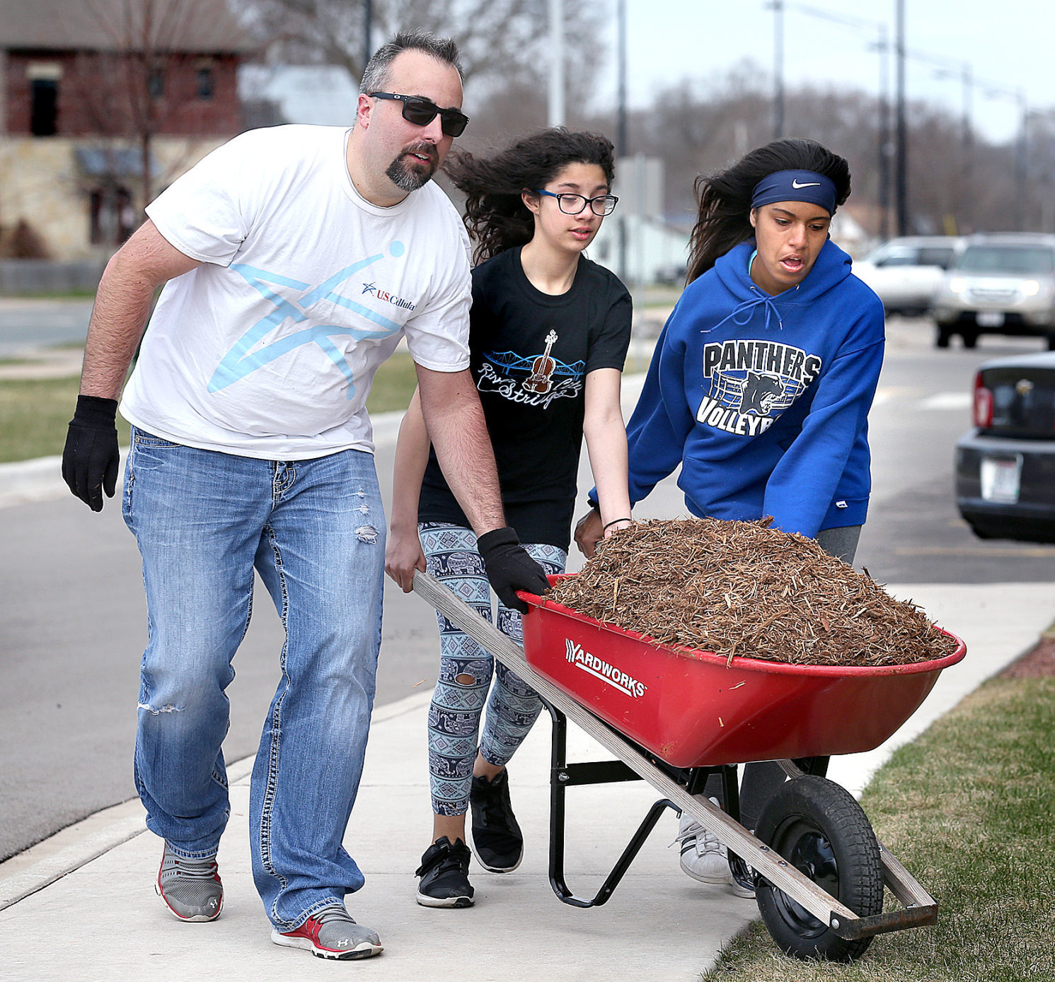 U.S. Cellular brings helping hands to the Boys Girls Club