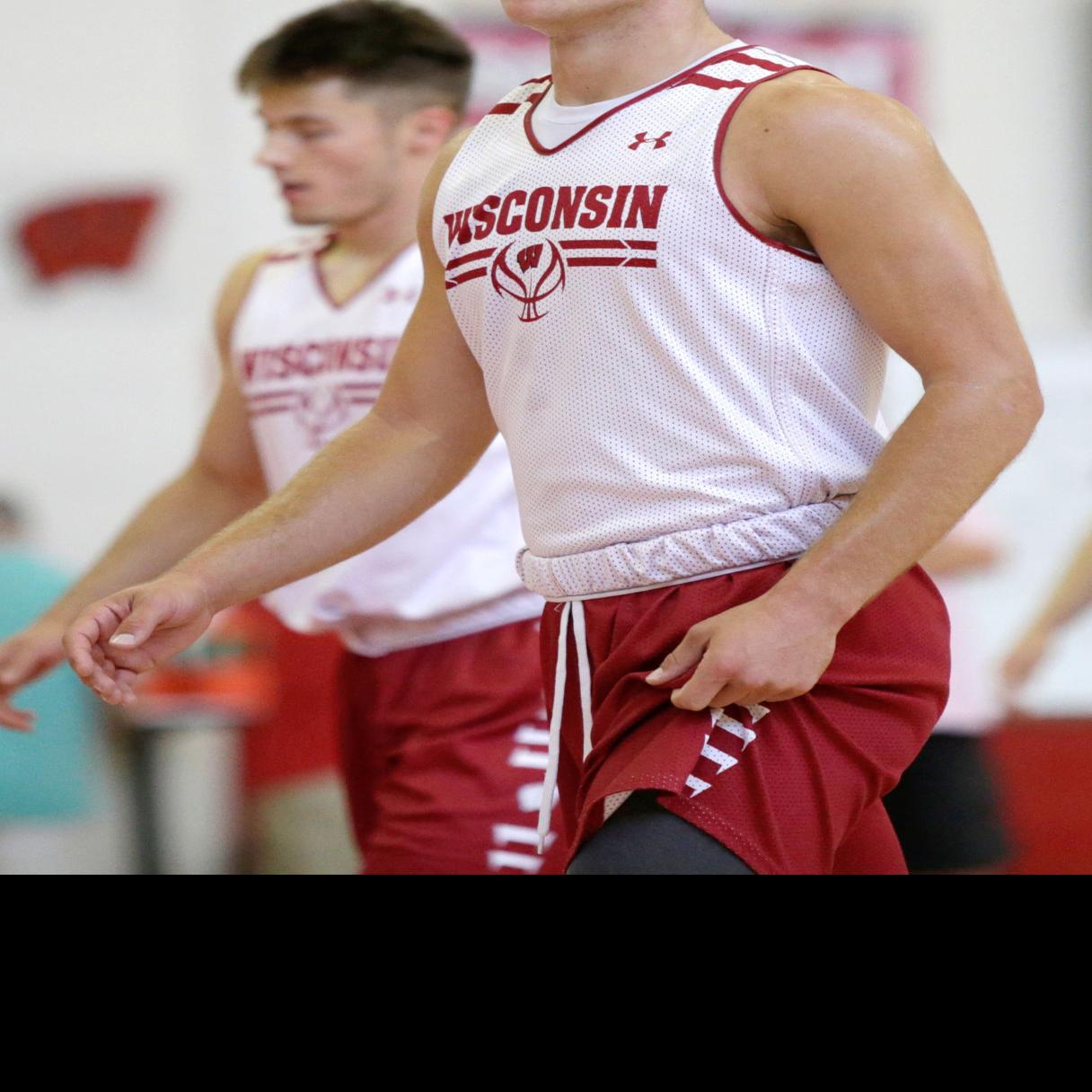 Badgers Men S Basketball Brad Davison Scores 23 As Wisconsin