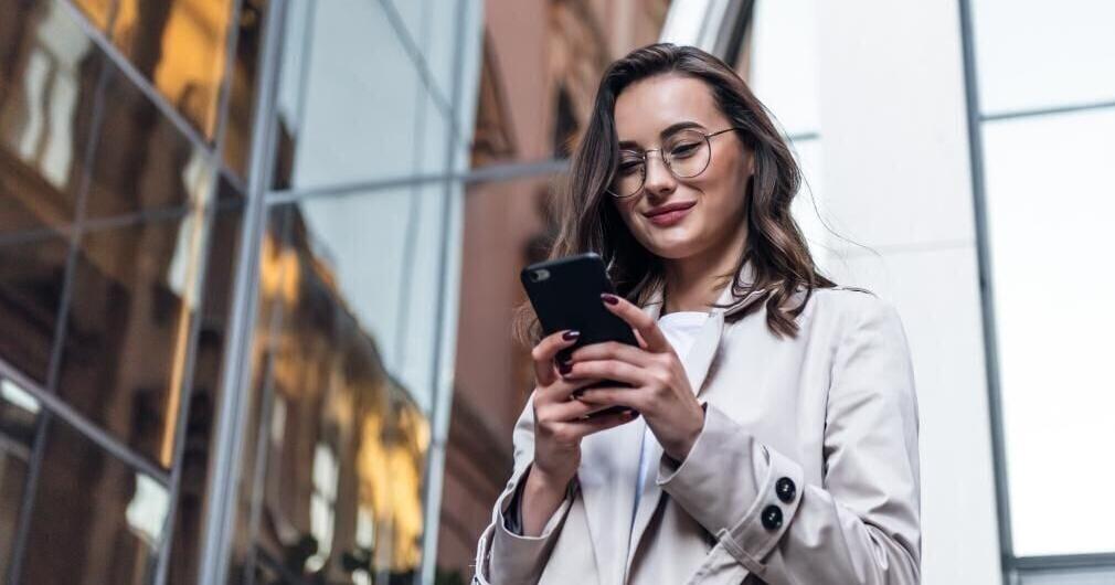 Adolescent smartphone use boosts mood, UW-Madison study says - Vimarsana News