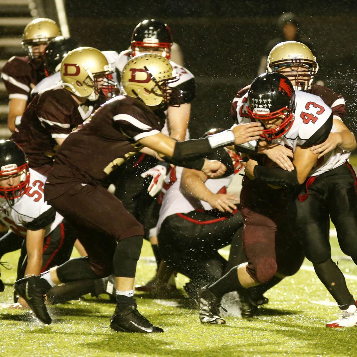 High School Football De Soto S Defense Stands Tall In Beating