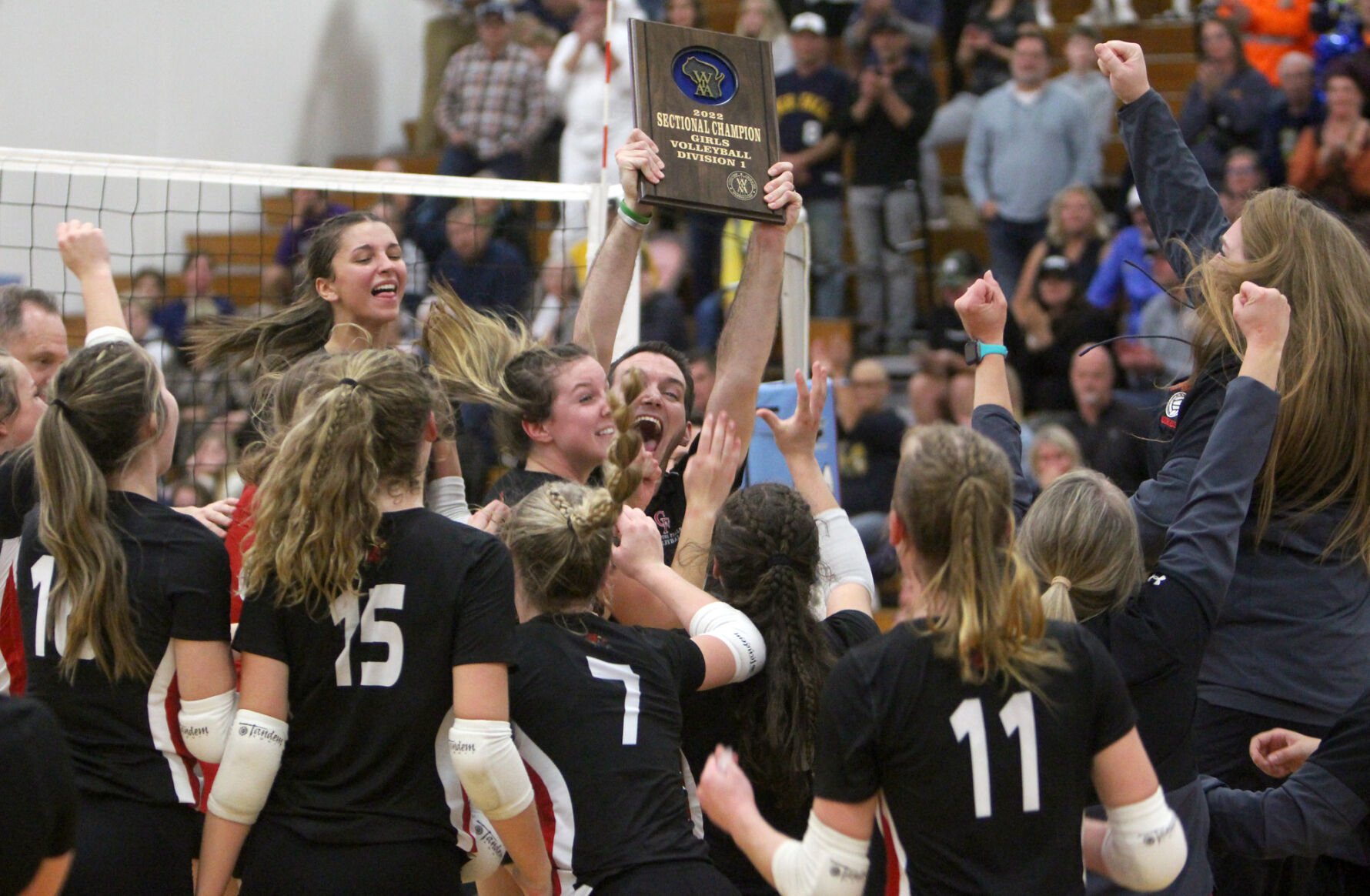 Prep Volleyball Division 1 Sectionals Chi Hi rallies from 2 1 set