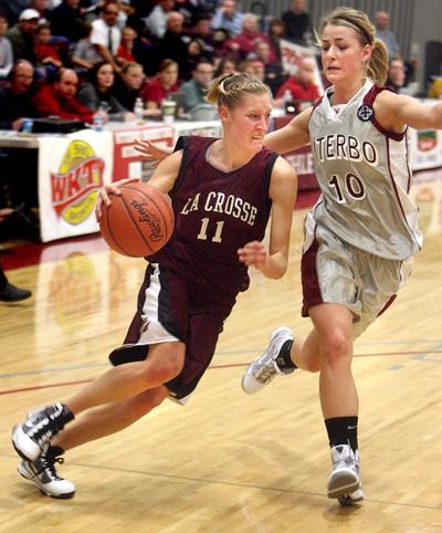 Alumni Cup Van Handel S Inside Presence Helps Uw L Women Down The