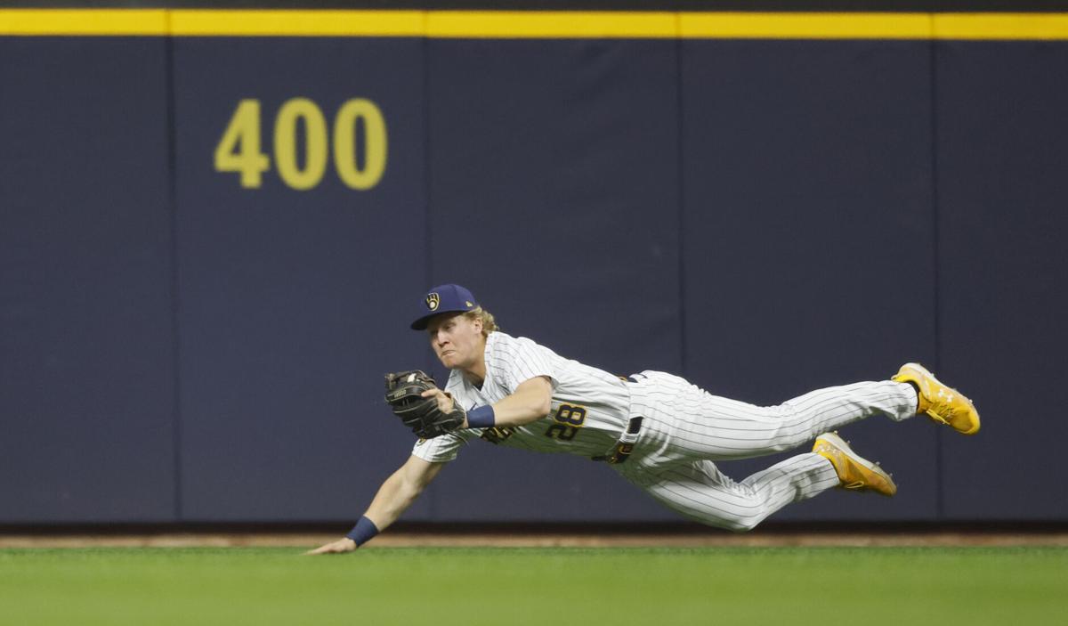Milwaukee Brewers' road success key to taking NL Central lead