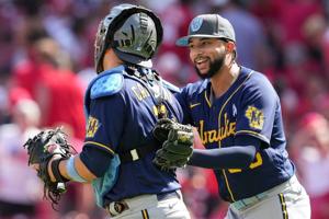 Brewers sweep 3-game series from Reds