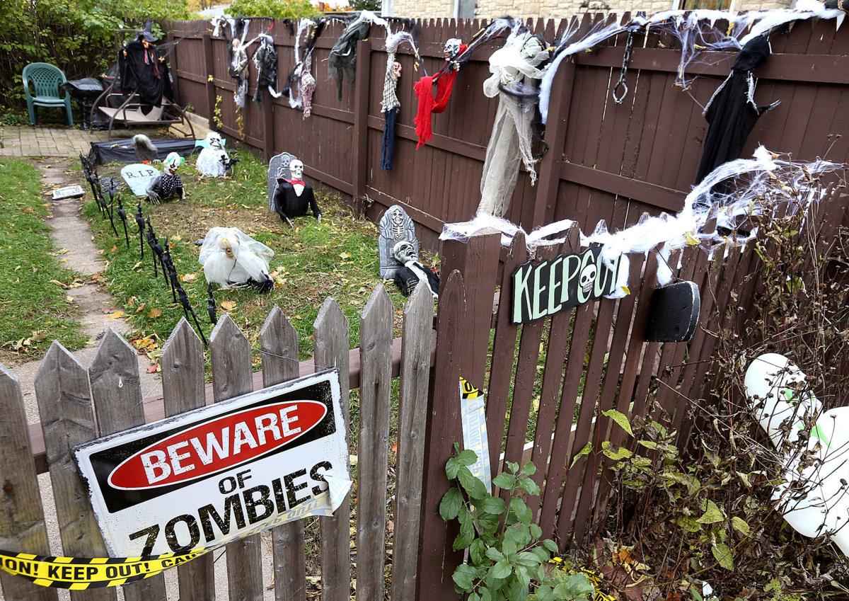 Photos Halloween Displays At La Crosse Area Homes Home Garden Lacrossetribune Com