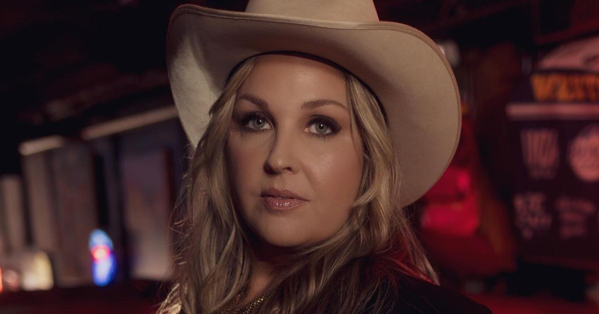 Sunny Sweeney brings the Texas heat