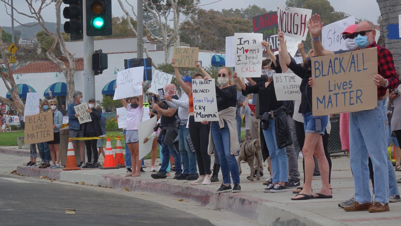 Black Lives Matter protest earns honks and cheers at Main Beach Park |  Do-not-import | lagunabeachindy.com