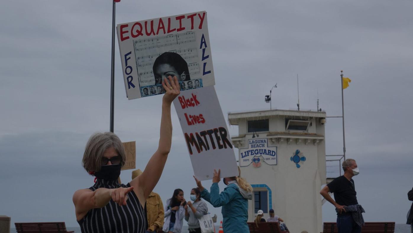 Black Lives Matter protest earns honks and cheers at Main Beach Park |  Do-not-import | lagunabeachindy.com