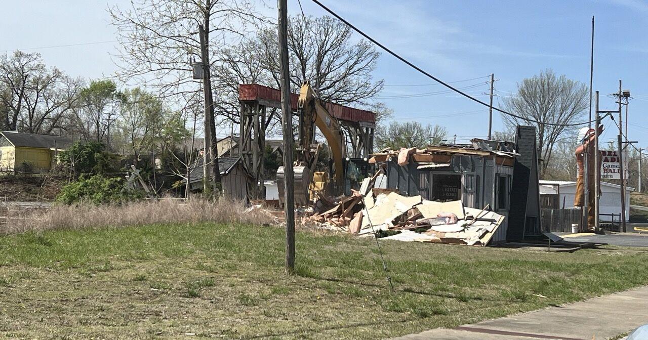 The Iconic Feese Real Estate Building Comes Down, As Demolition Continues On The Strip - Vimarsana News