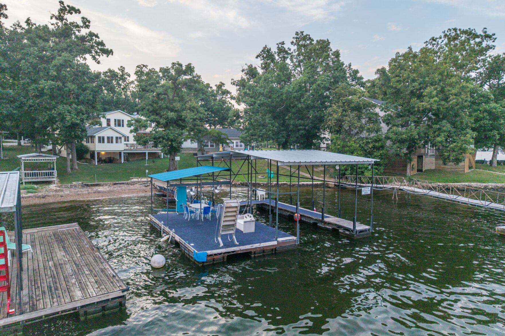 https://www.lakeexpo.com/real_estate/lake-home-on-gravois-arm-offers-5-bedrooms-and-a-flat-lot-to-the-dock/article_630c4e4b-6494-4a96-9b0e-31b1b743ab78.html