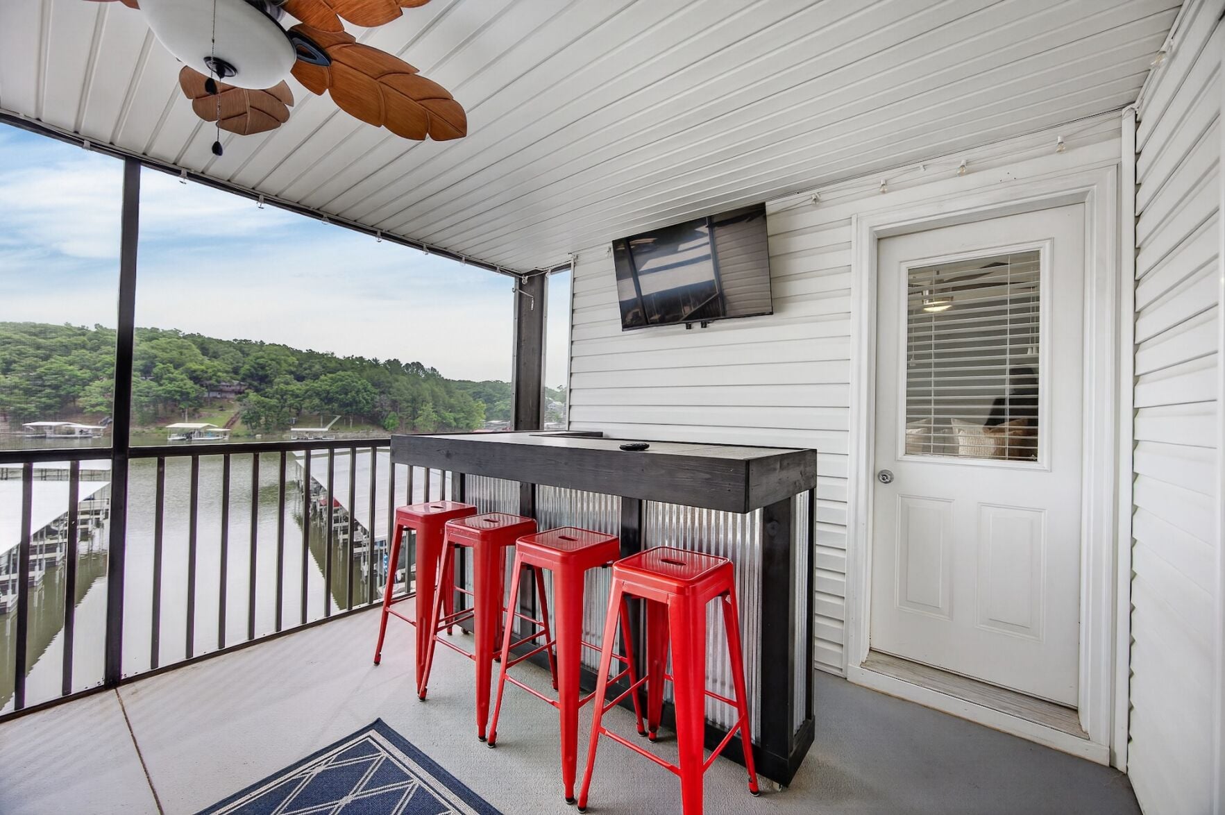 https://www.lakeexpo.com/real_estate/low-maintenance-lake-life-with-a-lift-pool-screened-deck-at-this-condo/article_587c4528-2db1-4b87-974b-847ea2262589.html