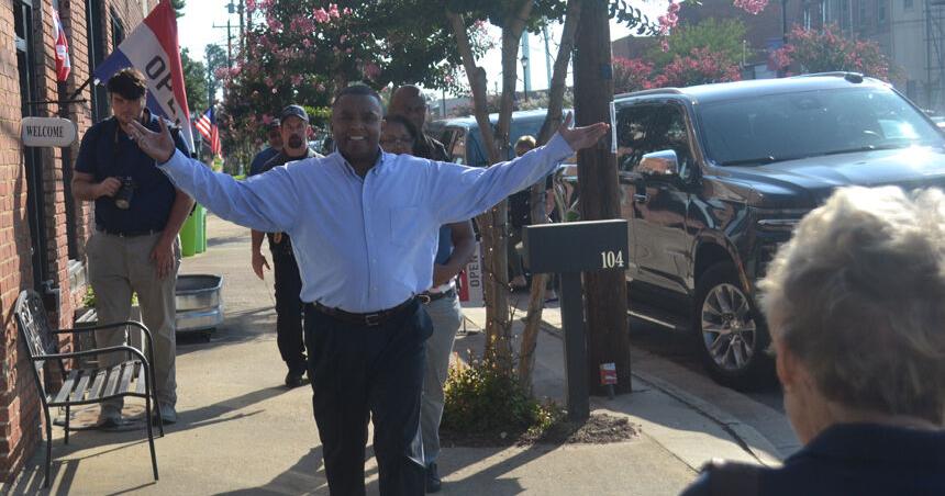 Congressman Davis visits the Roanoke Valley Veterans Museum