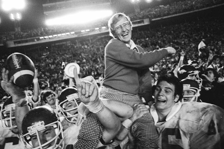 Obit Holtz Football