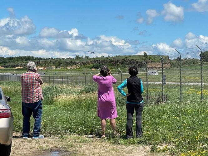 Spectators watch for Air Force One