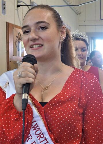 Incoming 2023 Fairest of the Fair Lillienne Cauffman greets 2022 Meat Animal Sale attendees