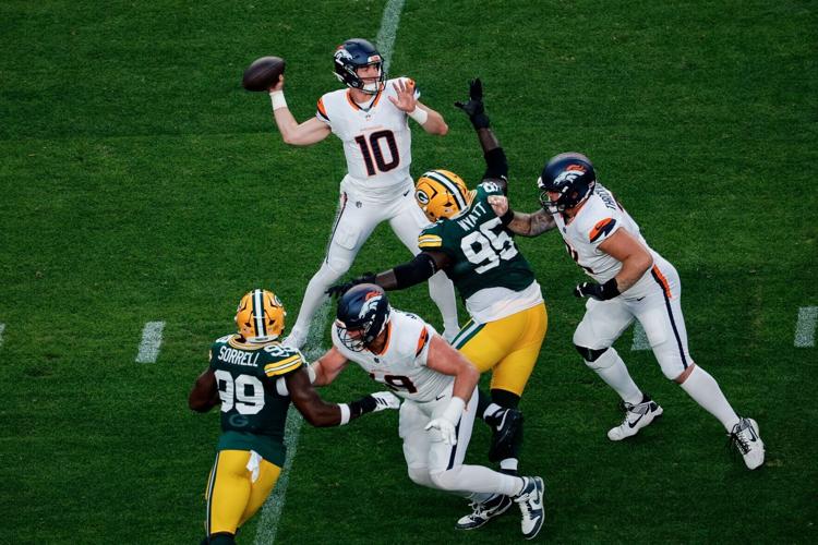 FOOTBALL-NFL-DEN-GB/