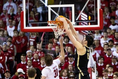 Zach Edey dunks