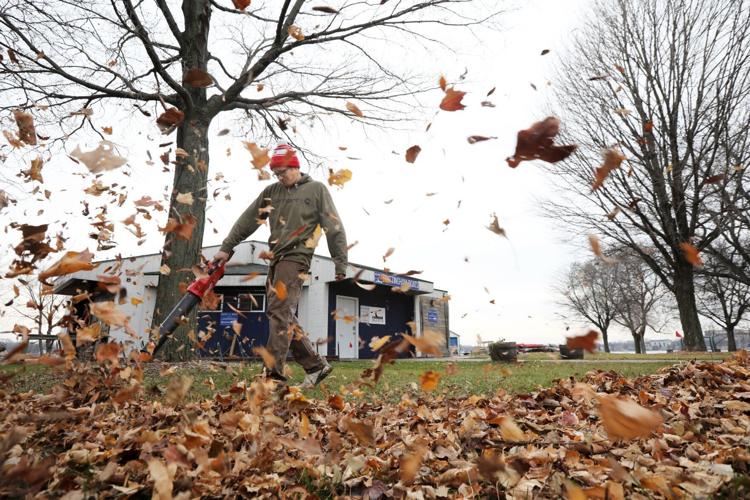 20211214_01_leafblowing_0001_AJA-12142021150734