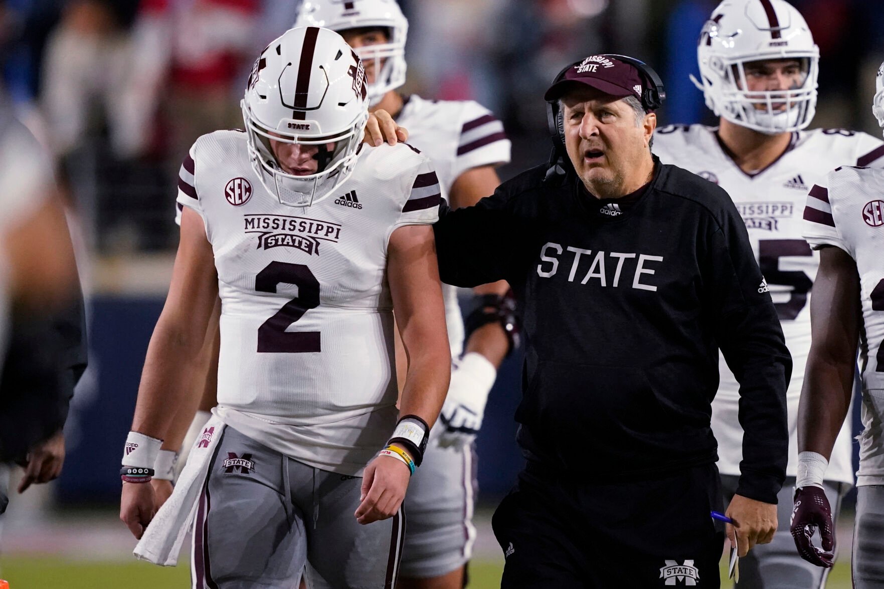 Mississippi State football coach Mike Leach dies after complications from heart condition pic