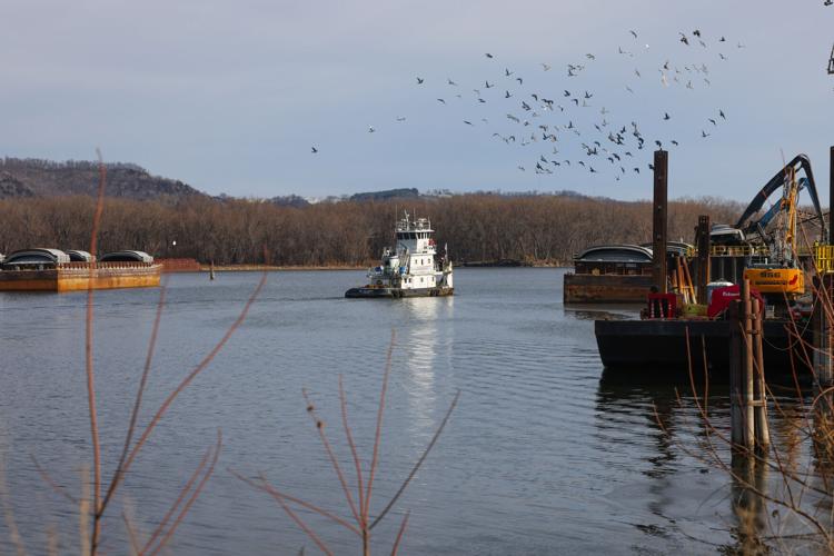 Mississippi barge traffic slows down for the winter season