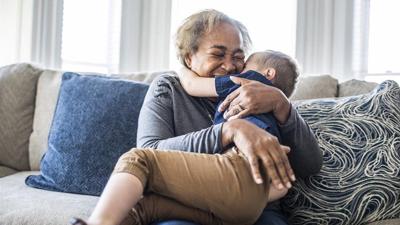Cuatro formas esenciales en las que las familias pueden apoyar a sus abuelos