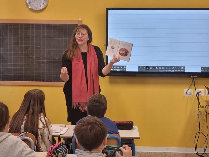 Amy Ewaldt reads to children