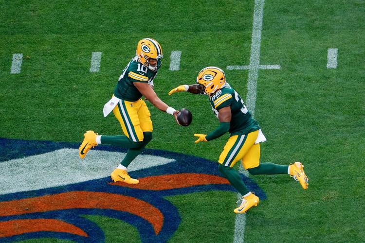 FOOTBALL-NFL-DEN-GB/