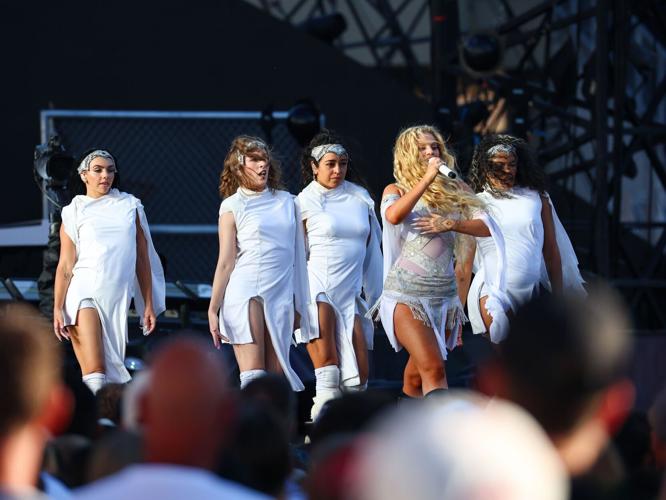 071925-coldplay-0021.JPG Elyanna  with group