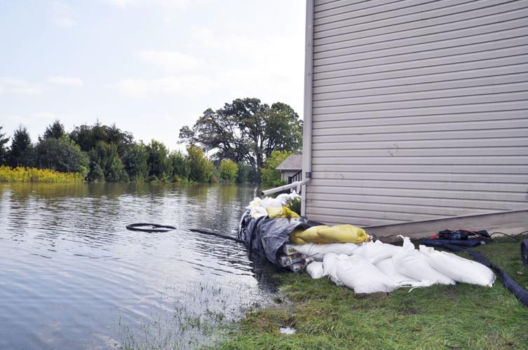 Sandbags flood Oak Knolls Walworth