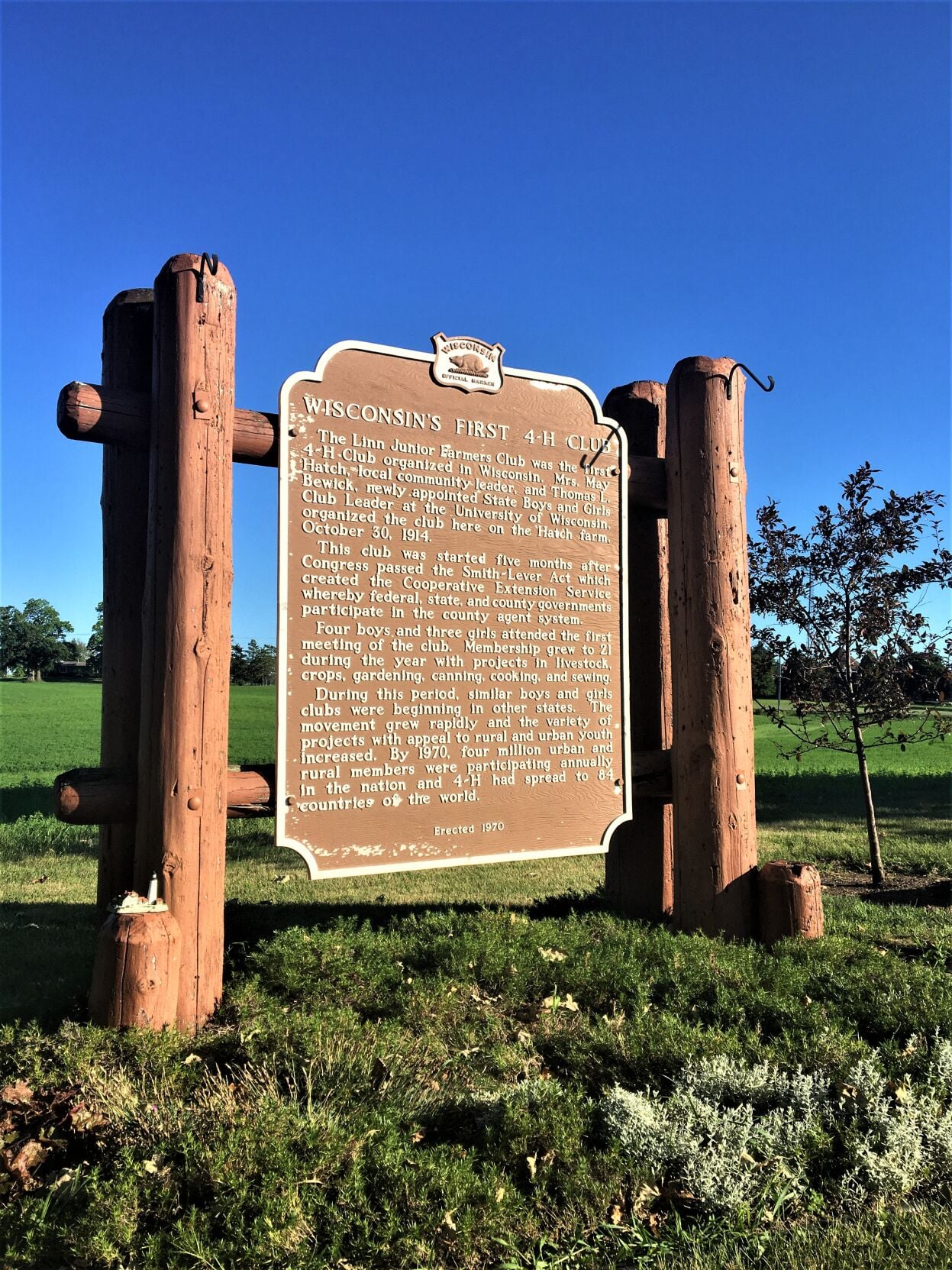 "Wisconsin's First 4-H Club" historical marker along South Lakeshore Drive, Town of Linn