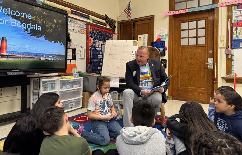 Mayor David Bogdala reads to local children