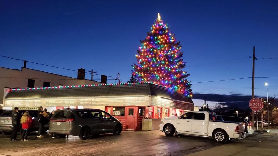 SPOT CHRISTMAS TREE LIGHTING
