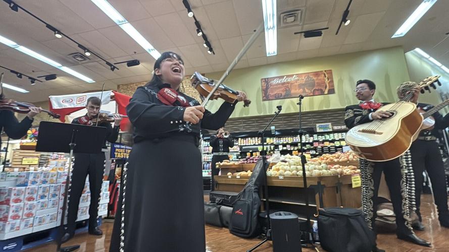 Live music at the Waunakee Piggly Wiggly 1