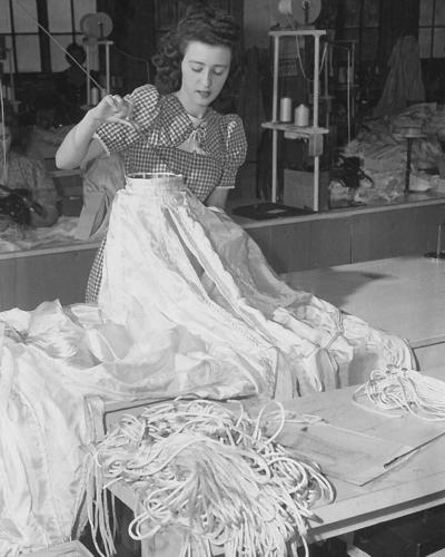 1943 - Parachute WWII.pdf.jpg