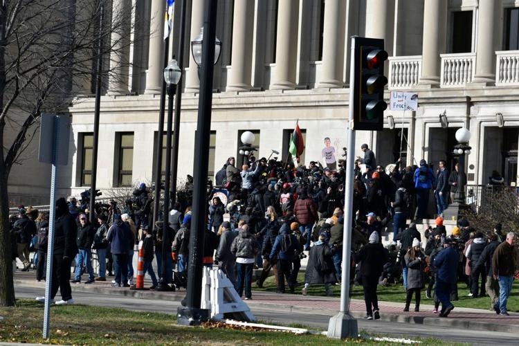 Large crowd gathers after Rittenhouse verdict