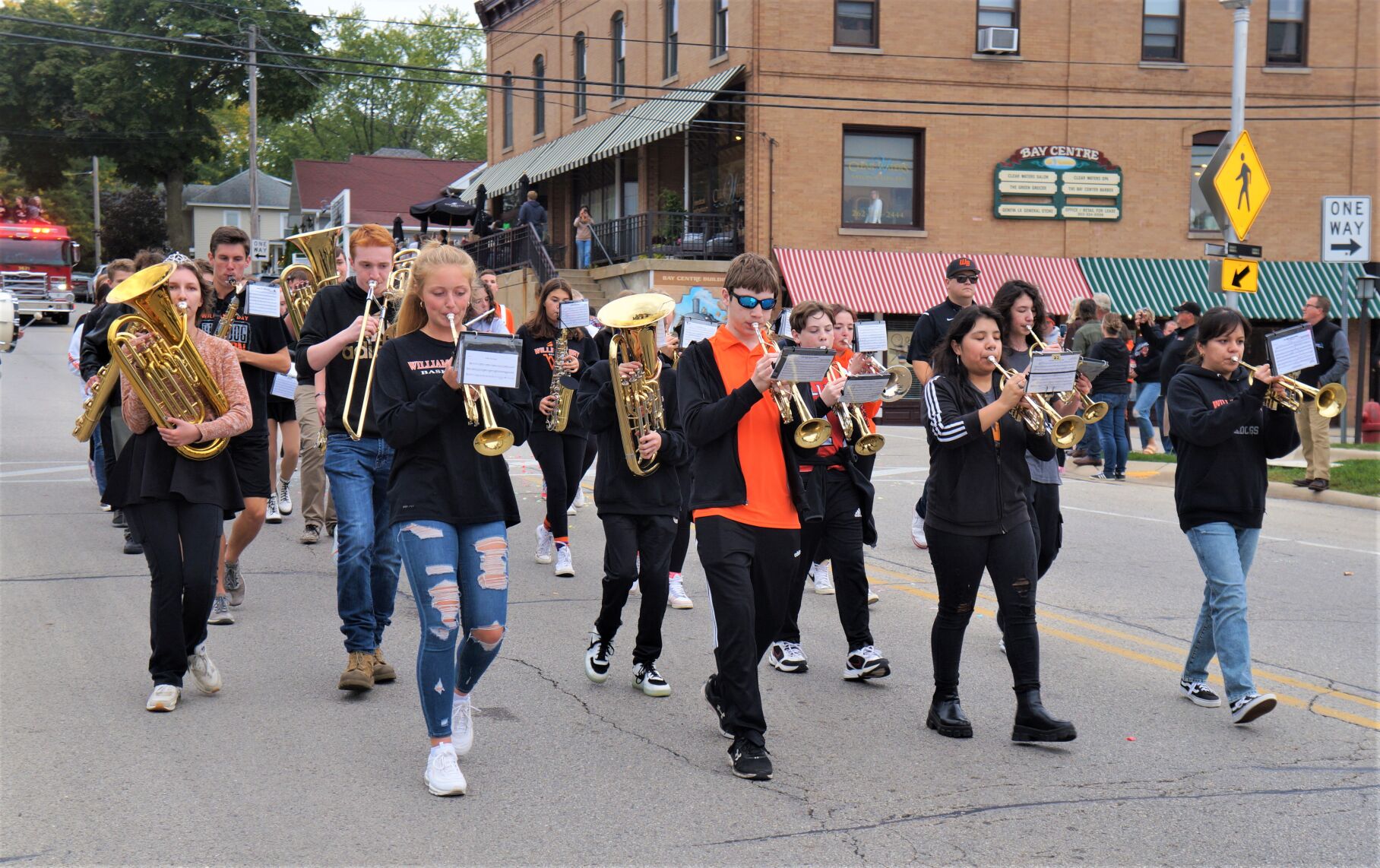 williams-bay-high-school-2022-homecoming-parade-dancing-through-the