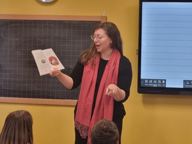 Amy Ewaldt reads to children